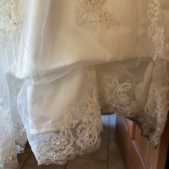 Size 12 David’s bridal wedding gown. Used once. Needs cleaning but excellent - Picture 6 of 10